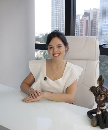 Dra. Anna Abreu, farmacêutica esteta especializada em tratamento de lipedema, criolipólise e estética corporal personalizada em Curitiba Cabral
