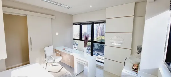 Consultório da Dra. Anna Abreu equipado com tecnologia avançada para procedimentos de rejuvenescimento específicos para tratamentos de alta performance