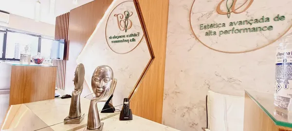 Recepção elegante da Clínica da Dra. Anna Abreu no Cabral Curitiba - ambiente sofisticado para tratamentos de lipedema e estética corporal
