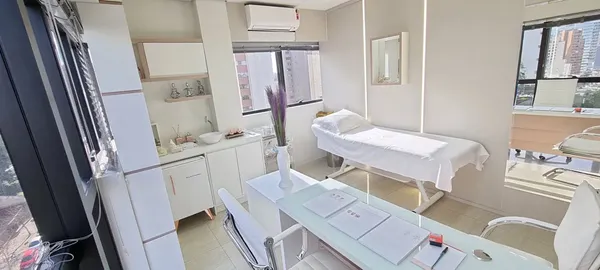 Sala especializada da Dra. Anna Abreu para protocolos estéticos contra flacidez e envelhecimento