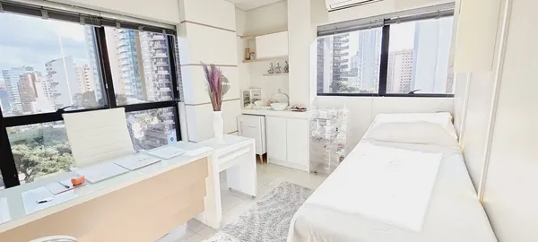 Sala de procedimentos da Dra. Anna Abreu com vista panorâmica, especialmente projetada para conforto durante tratamentos estéticos